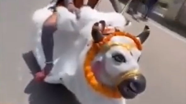 ಬೈಕನ್ನು ನಂದಿಯಂತೆ ಮಾಡಿಫೈಗೊಳಿಸಿ ಶಿವನ ವೇಷದಲ್ಲಿ ಹರಿದ್ವಾರಕ್ಕೆ ಪಯಣ: ಸೆಲ್ಫಿಗಾಗಿ ಮುಗಿಬಿದ್ದ ಜನ