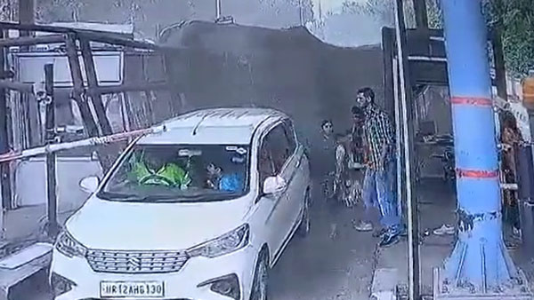 ಟೋಲ್ ಪ್ಲಾಜಾಗೆ ಲಾರಿ ಡಿಕ್ಕಿ: ಜೀವದ ಹಂಗು ತೊರೆದು ಸಿಬ್ಬಂದಿಯನ್ನು ರಕ್ಷಿಸಿದ ಮಹಿಳೆ