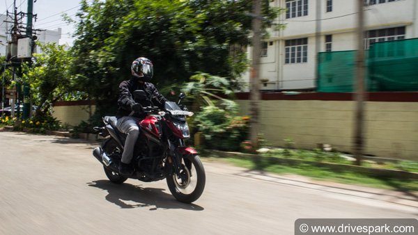 ಕೆಲಸದ ಒತ್ತಡ: ಬೈಕ್ ಚಾಲನೆ ವೇಳೆಯೂ ಲ್ಯಾಪ್ಟಾಪ್ ಬಳಸಿ ವೈರಲ್ ಆದ ವ್ಯಕ್ತಿ