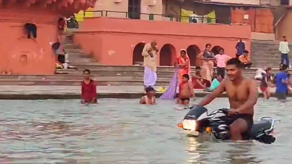 ಅಯೋಧ್ಯೆ ನದಿಯಲ್ಲಿ ಅರೆಬೆತ್ತಲೆಯಾಗಿ ಬೈಕ್ ಚಲಾಯಿಸಿದ ಯುವಕ ಬಂಧನ