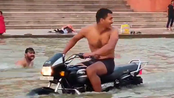 ಅಯೋಧ್ಯೆ ನದಿಯಲ್ಲಿ ಅರೆಬೆತ್ತಲೆಯಾಗಿ ಬೈಕ್ ಚಲಾಯಿಸಿದ ಯುವಕ ಬಂಧನ