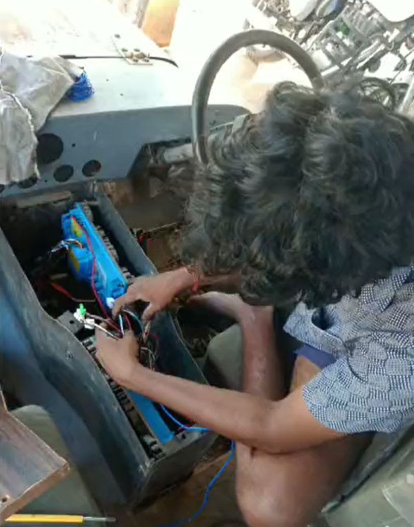 ಮನೆಯಲ್ಲೇ 4WD ಎಲೆಕ್ಟ್ರಿಕ್ ಜೀಪ್ ತಯಾರಿ: ಹಳ್ಳಿ ಪ್ರತಿಭೆಗೆ ಕೆಲಸ ಕೊಡಲು ರೆಡಿ ಎಂದ ಮಹೀಂದ್ರಾ