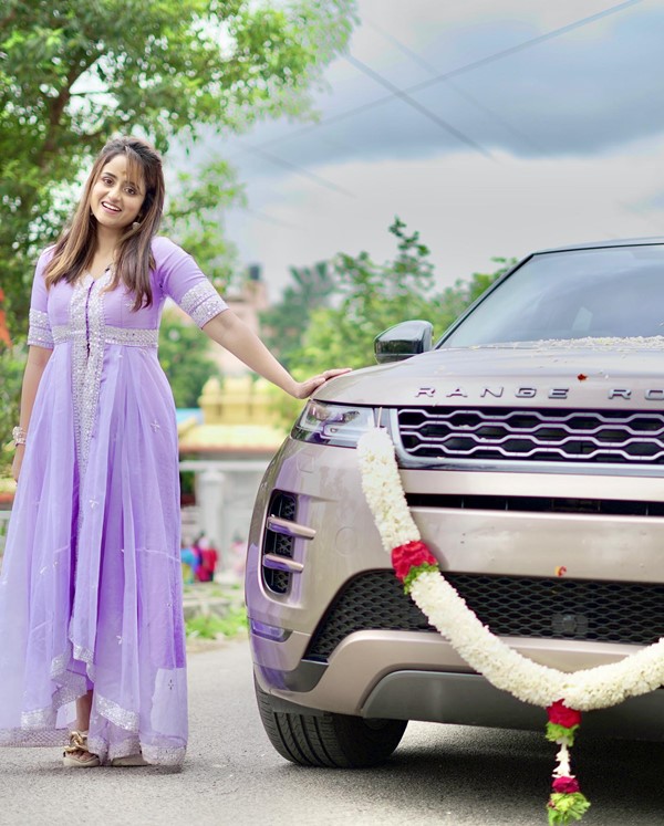 ಐಷಾರಾಮಿ ರೇಂಜ್ ರೋವರ್ ಕಾರು ಖರೀದಿಸಿದ ಕನ್ನಡದ ಖ್ಯಾತ ನಿರೂಪಕಿ