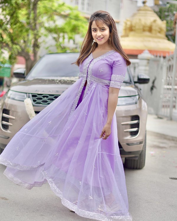ಐಷಾರಾಮಿ ರೇಂಜ್ ರೋವರ್ ಕಾರು ಖರೀದಿಸಿದ ಕನ್ನಡದ ಖ್ಯಾತ ನಿರೂಪಕಿ
