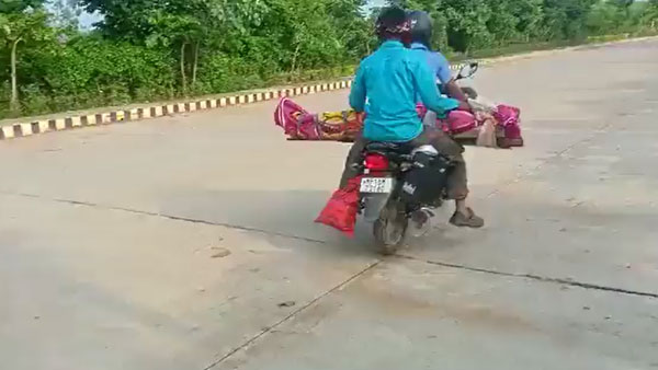 ಆಂಬುಲನ್ಸ್ ಕಲ್ಪಿಸದ ಆಸ್ಪತ್ರೆ: ಮೃತ ತಾಯಿಯನ್ನು 80 ಕಿ.ಮೀ ಬೈಕ್ನಲ್ಲೇ ಕೊಂಡೊಯ್ದ ಮಗ