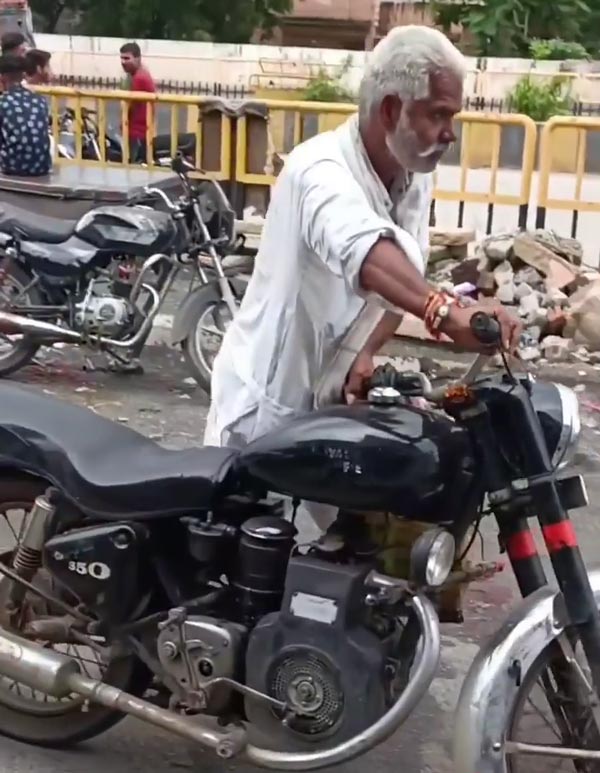 ಬೈಕ್ ಕಿಕ್ ಸ್ಟಾರ್ಟ್ ಮಾಡುವ ಅಜ್ಜನ ಸ್ಟೈಲ್ಗೆ ನೆಟ್ಟಿಗರು ಫಿದಾ
