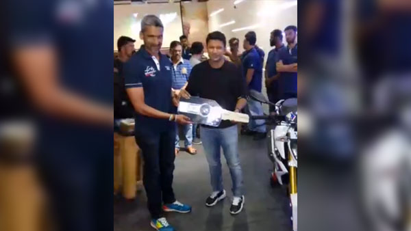 ಅಪ್ಪು ಸ್ಮರಣಾರ್ಥ ಪ್ರಕಾಶ್ ರೈ ಫೌಂಡೇಶನ್ನಿಂದ ಆಂಬುಲೆನ್ಸ್ ಕೊಡುಗೆ: ರಾಜ್ಯದ ಎಲ್ಲಾ ಜಿಲ್ಲೆಗೂ 'ಅಪ್ಪು ಎಕ್ಸ್ಪ್ರೆಸ್'
