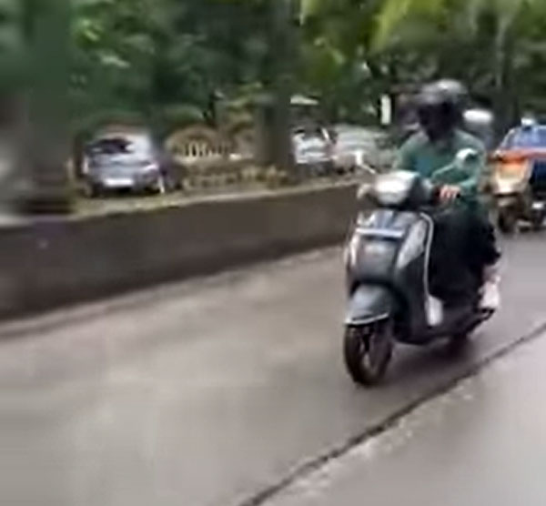 ಹೆಲ್ಮೆಟ್ ಧರಿಸಿ ಸ್ಕೂಟರ್ನಲ್ಲಿ ರೌಂಡ್ಸ್ ಹಾಕಿದ ಸೆಲೆಬ್ರಿಟಿ ದಂಪತಿ: ಆದ್ರೂ ಕ್ಯಾಮರಾ ಕಣ್ಣಿಗೆ ಬಿದ್ರು