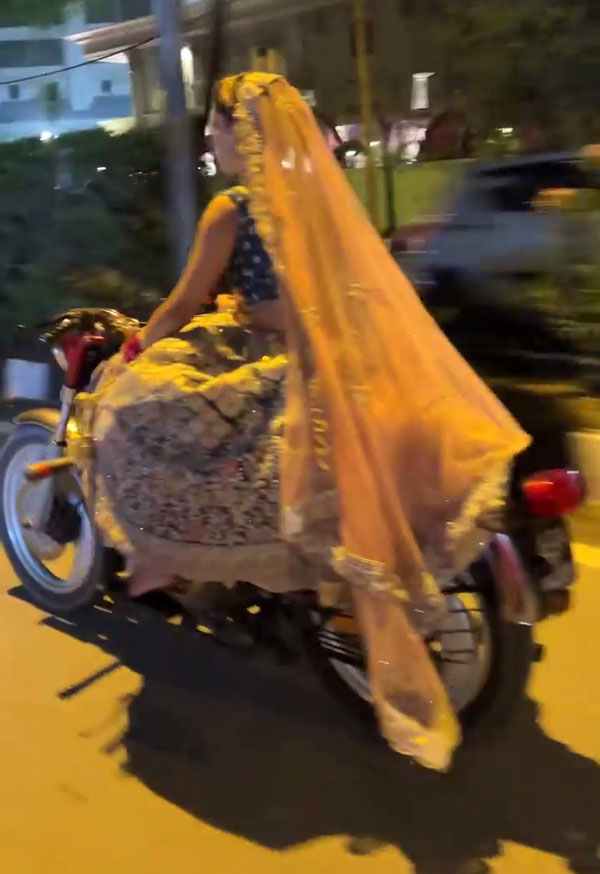 ವರನನ್ನು ಇಂಪ್ರೆಸ್ ಮಾಡಲು ಮದುವೆ ಮನೆಗೆ ಬುಲ್ಲೆಟ್ ಓಡಿಸಿಕೊಂಡು ಬಂದ ವಧು