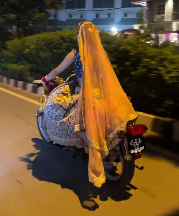 ವರನನ್ನು ಇಂಪ್ರೆಸ್ ಮಾಡಲು ಮದುವೆ ಮನೆಗೆ ಬುಲ್ಲೆಟ್ ಓಡಿಸಿಕೊಂಡು ಬಂದ ವಧು