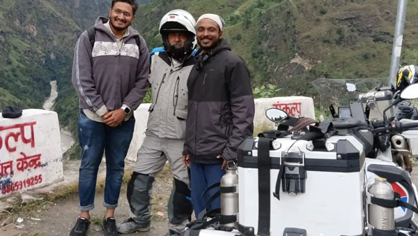 ರೋಡ್ ಟ್ರಿಪ್ ತೆರಳಿದ್ದ ಕನ್ನಡಿಗನಿಗೆ ಬೈಕ್ ರಿಪೇರಿ ಮಾಡಿಕೊಟ್ಟು ಮಾನವೀಯತೆ ಮೆರೆದ ನಟ ಅಜಿತ್