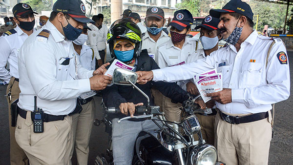ಬೈಕ್ ಡ್ರೈವ್ ಮಾಡುತ್ತಾ ಬ್ಲೂಟೂತ್ ಬಳಸಿದ್ರೆ 3 ತಿಂಗಳು ಲೈಸೆನ್ಸ್ ರದ್ದು