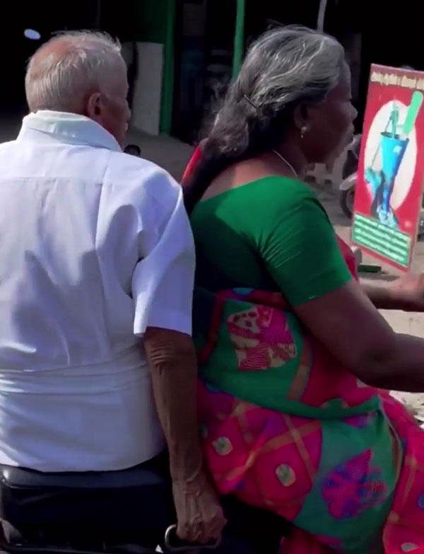 ಪತಿಯನ್ನು ಹಿಂದೆ ಕೂರಿಸಿಕೊಂಡು ಟಿವಿಎಸ್ XL ನಲ್ಲಿ ವೃದ್ಧ ದಂಪತಿಯ ಸವಾರಿ