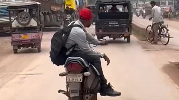ಬೈಕ್ನಲ್ಲಿ ಬಿಟ್ಟಿ ಶೋಕಿ: ಸಿಕ್ಕಿಬಿದ್ದವನಿಗೆ ಬಸ್ಕಿ ಹೊಡೆಸಿ 4,200 ರೂ. ದಂಡ ವಿಧಿಸಿದ ಪೊಲೀಸರು