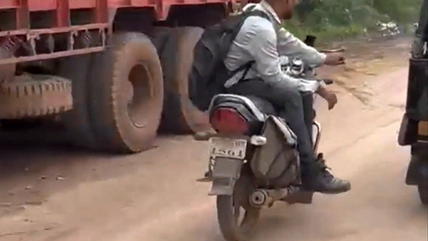 ಬೈಕ್ನಲ್ಲಿ ಬಿಟ್ಟಿ ಶೋಕಿ: ಸಿಕ್ಕಿಬಿದ್ದವನಿಗೆ ಬಸ್ಕಿ ಹೊಡೆಸಿ 4,200 ರೂ. ದಂಡ ವಿಧಿಸಿದ ಪೊಲೀಸರು