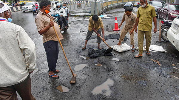 ಪ್ರಮುಖ ರಸ್ತೆಗಳ ದುಸ್ತಿತಿಯನ್ನು ಪ್ರಶ್ನಿಸಿ ಮುಂಬೈ-ಬೆಂಗಳೂರು ಮಹಾನಗರಗಳಿಗೆ ಹೈಕೋರ್ಟ್ ಛೀಮಾರಿ