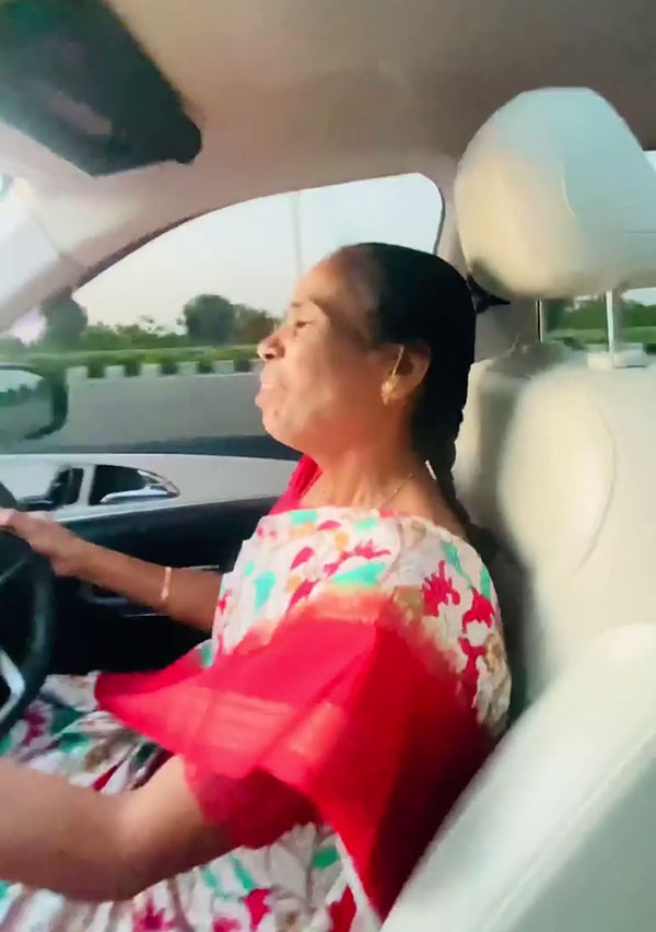 ತಾಯಿಗೆ ಕಾರನ್ನು ಓಡಿಸುವ ಆಸೆ: ಕನಸನ್ನು ನನಸಾಗಿಸಿ ಖುಷಿಯನ್ನು ಹಂಚಿಕೊಂಡ ಯುವಕ