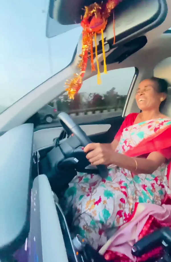 ತಾಯಿಗೆ ಕಾರನ್ನು ಓಡಿಸುವ ಆಸೆ: ಕನಸನ್ನು ನನಸಾಗಿಸಿ ಖುಷಿಯನ್ನು ಹಂಚಿಕೊಂಡ ಯುವಕ