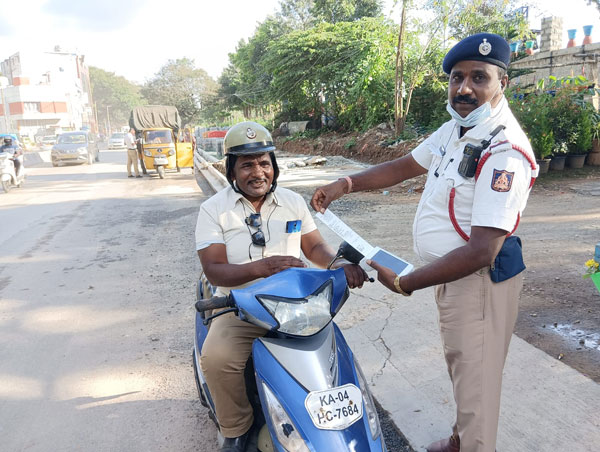ಬೆಂಗಳೂರಿನಲ್ಲಿ ಎಲ್ಲರಿಗೂ ಒಂದೇ ನ್ಯಾಯ: ಹಾಫ್ ಹೆಲ್ಮೆಟ್ ಧರಿಸಿದ ಪೊಲೀಸ್ ಗೆ ಬಿತ್ತು ದಂಡ