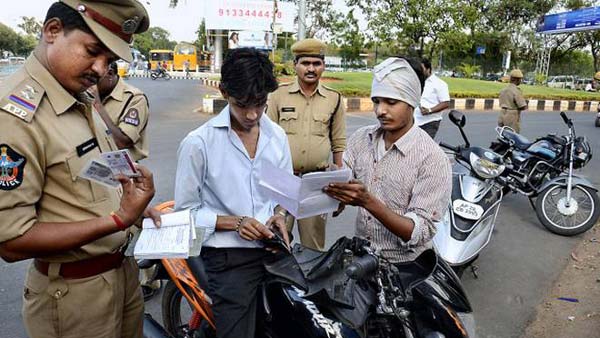 ಬೆಂಗಳೂರಿನಲ್ಲಿ ಎಲ್ಲರಿಗೂ ಒಂದೇ ನ್ಯಾಯ: ಹಾಫ್ ಹೆಲ್ಮೆಟ್ ಧರಿಸಿದ ಪೊಲೀಸ್ ಗೆ ಬಿತ್ತು ದಂಡ