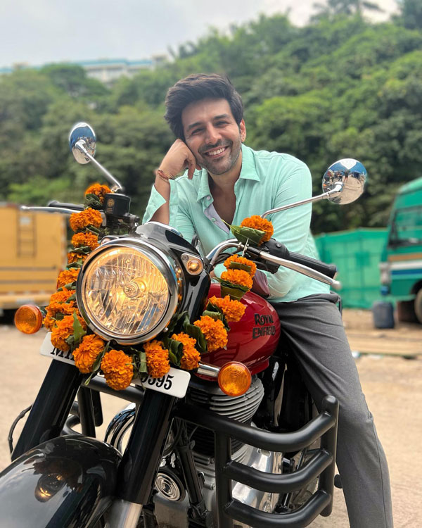 ತಮ್ಮ ರಾಯಲ್ ಎನ್ಫೀಲ್ಡ್ ಬೈಕನ್ನು ವಿಶೇಷವಾಗಿ ಅಲಂಕರಿಸಿ ದಸರಾ ಹಬ್ಬದ ಶುಭಾಶಯ ಕೋರಿದ ಬಾಲಿವುಡ್ ನಟ