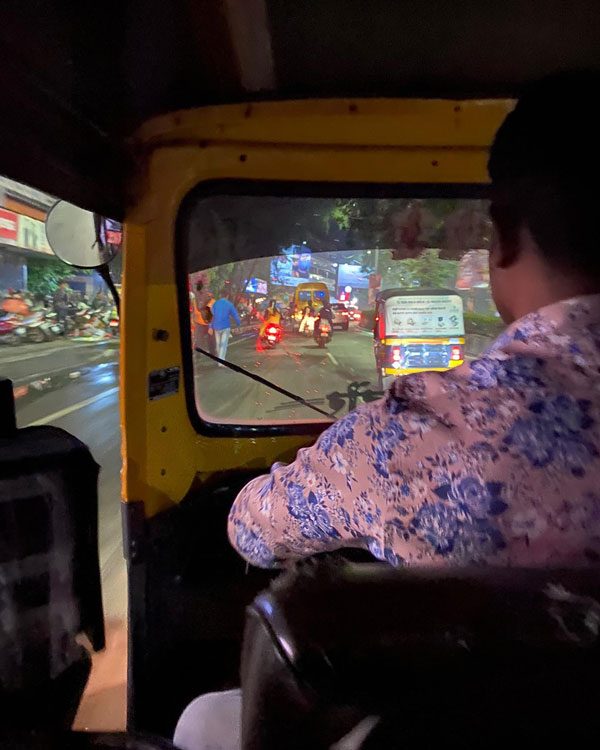 ಟ್ರಾಫಿಕ್ನಲ್ಲಿ ಆಟೋದಲ್ಲಿ ಪ್ರಯಾಣಿಸಿತ್ತಾ ಕಾಣಿಸಿಕೊಂಡ ಐಷಾರಾಮಿ ಮರ್ಸಿಡಿಸ್ ಬೆಂಝ್ ಸಿಇಒ