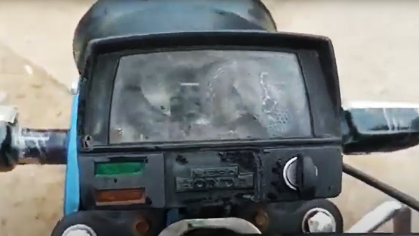 ಮಳೆಗಾಲದಲ್ಲಿ ಎಚ್ಚರವಿರಲಿ: ಹುತ್ತವನ್ನು ಬಿಟ್ಟು ಬೈಕ್ ಸ್ಪೀಡೋಮೀಟರ್ ಸೇರಿದ ನಾಗರ ಹಾವು
