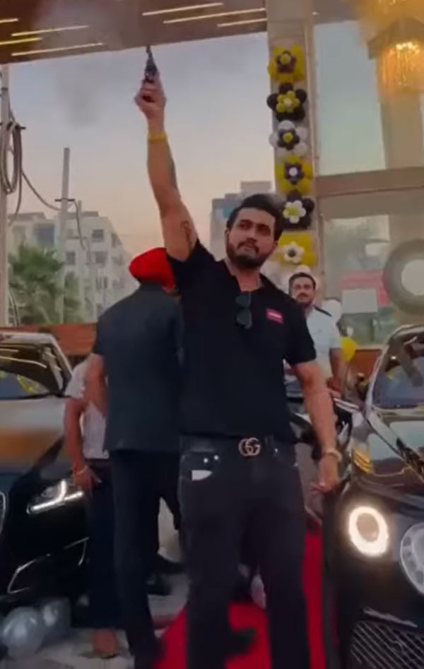 ದುಬಾರಿ ಬೆಂಟ್ಲಿ ಕಾರನ್ನು ಗಿಫ್ಟ್ ಕೊಟ್ಟ ಅಪ್ಪ: ಖುಷಿಯಲ್ಲಿ ಗುಂಡು ಹಾರಿಸಿ ಜೈಲು ಸೇರಿದ ಮಗ