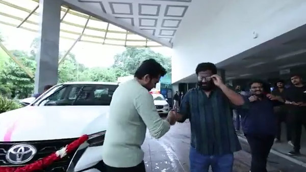 ನಿರ್ದೇಶಕನ ಶ್ರಮ ಮೊದಲೇ ಗುರ್ತಿಸಿದ್ದ ನಿರ್ಮಾಪಕ...ಸಿನಿಮಾ ಹಿಟ್ ಆಗಿದ್ದೇ ತಡ ಕಾರ್ ಗಿಫ್ಟ್ ನೀಡಿ ಅಭಿನಂದನೆ