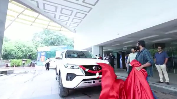 ನಿರ್ದೇಶಕನ ಶ್ರಮ ಮೊದಲೇ ಗುರ್ತಿಸಿದ್ದ ನಿರ್ಮಾಪಕ...ಸಿನಿಮಾ ಹಿಟ್ ಆಗಿದ್ದೇ ತಡ ಕಾರ್ ಗಿಫ್ಟ್ ನೀಡಿ ಅಭಿನಂದನೆ