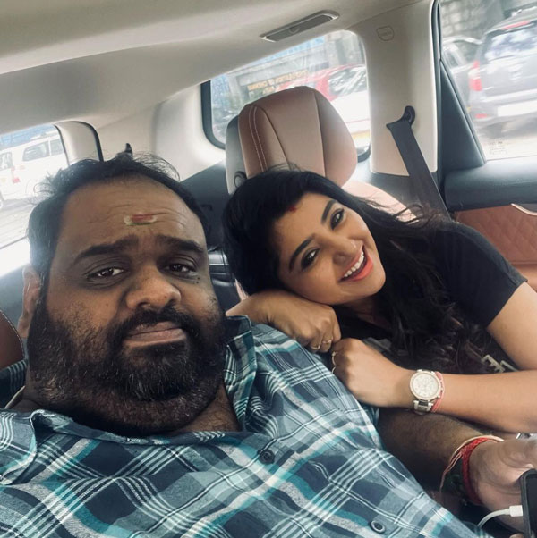 ಸುಂದರ ಪತ್ನಿಗೆ ಅದ್ಬುತ ಕಾರನ್ನು ಉಡುಗೊರೆಯಾಗಿ ನೀಡಿ ಮತ್ತೊಮ್ಮೆ ವೈರಲ್ ಆದ ನಿರ್ಮಾಪಕ