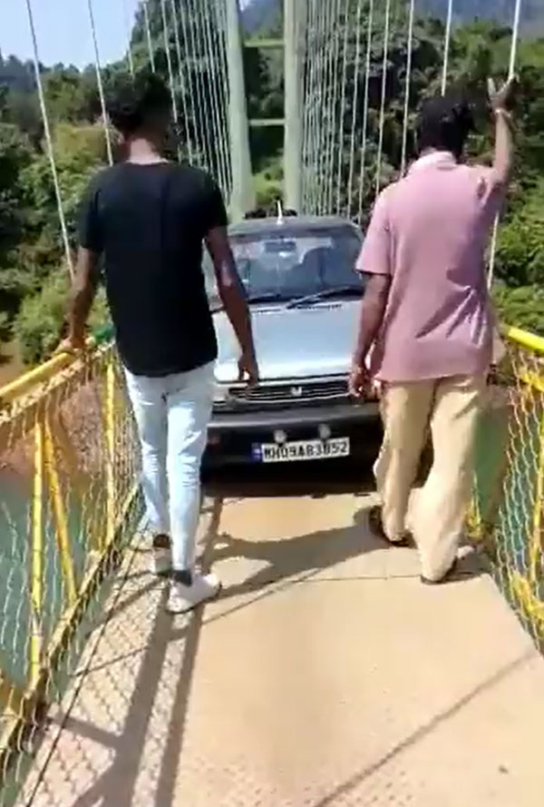 ಗುಜರಾತ್ ದುರಂತ ಕಣ್ಮುಂದೆ ಇರುವಾಗಲೇ ಉತ್ತರ ಕನ್ನಡದಲ್ಲಿ ತೂಗು ಸೇತುವೆ ಮೇಲೆ ಕಾರು ಚಲಾಯಿಸಿ ಹುಚ್ಚಾಟ