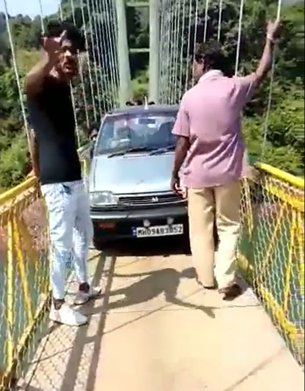 ಗುಜರಾತ್ ದುರಂತ ಕಣ್ಮುಂದೆ ಇರುವಾಗಲೇ ಉತ್ತರ ಕನ್ನಡದಲ್ಲಿ ತೂಗು ಸೇತುವೆ ಮೇಲೆ ಕಾರು ಚಲಾಯಿಸಿ ಹುಚ್ಚಾಟ