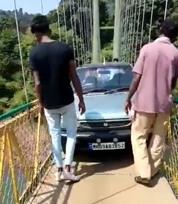ಗುಜರಾತ್ ದುರಂತ ಕಣ್ಮುಂದೆ ಇರುವಾಗಲೇ ಉತ್ತರ ಕನ್ನಡದಲ್ಲಿ ತೂಗು ಸೇತುವೆ ಮೇಲೆ ಕಾರು ಚಲಾಯಿಸಿ ಹುಚ್ಚಾಟ