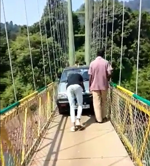 ಗುಜರಾತ್ ದುರಂತ ಕಣ್ಮುಂದೆ ಇರುವಾಗಲೇ ಉತ್ತರ ಕನ್ನಡದಲ್ಲಿ ತೂಗು ಸೇತುವೆ ಮೇಲೆ ಕಾರು ಚಲಾಯಿಸಿ ಹುಚ್ಚಾಟ