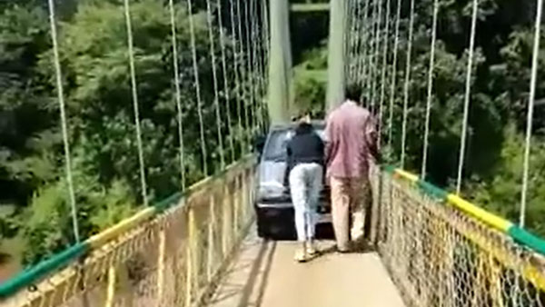 ಗುಜರಾತ್ ದುರಂತ ಕಣ್ಮುಂದೆ ಇರುವಾಗಲೇ ಉತ್ತರ ಕನ್ನಡದಲ್ಲಿ ತೂಗು ಸೇತುವೆ ಮೇಲೆ ಕಾರು ಚಲಾಯಿಸಿ ಹುಚ್ಚಾಟ