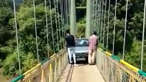 ಗುಜರಾತ್ ದುರಂತ ಕಣ್ಮುಂದೆ ಇರುವಾಗಲೇ ಉತ್ತರ ಕನ್ನಡದಲ್ಲಿ ತೂಗು ಸೇತುವೆ ಮೇಲೆ ಕಾರು ಚಲಾಯಿಸಿ ಹುಚ್ಚಾಟ